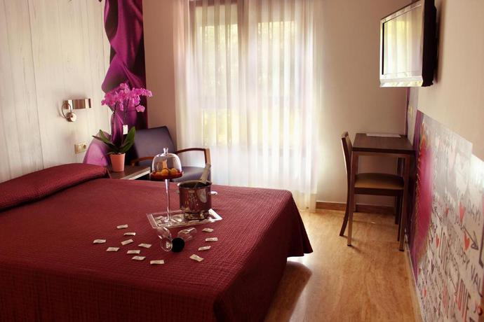 Imagen general del Hostal 4C Cuatro Caminos. Foto 8