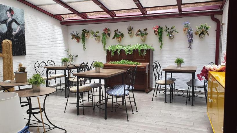 Imagen general del Hostal 4C Cuatro Caminos. Foto 12