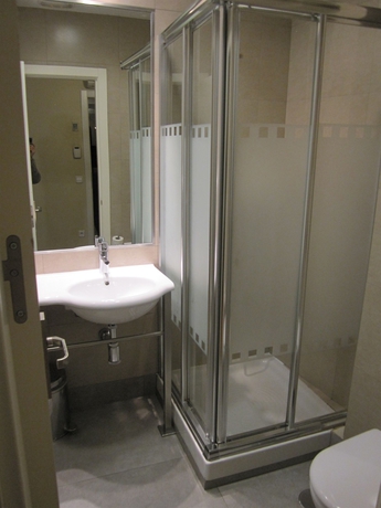 Imagen de la habitación del Hostal Abadia Madrid. Foto 10