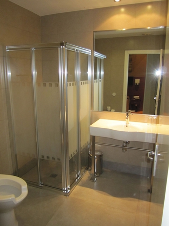 Imagen de la habitación del Hostal Abadia Madrid. Foto 11