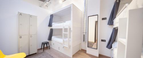 Imagen de la habitación del Hostal Airhostel Barcelona Airport 24h. Foto 9