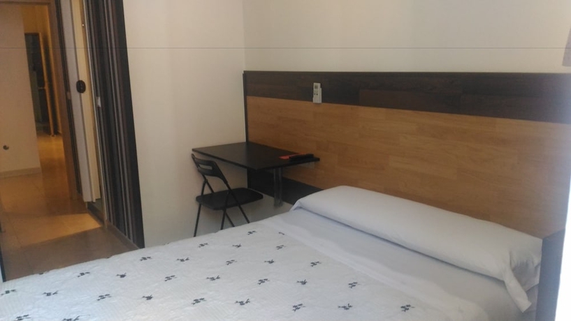 Imagen de la habitación del Hostal Alaska, Centro de Madrid. Foto 4