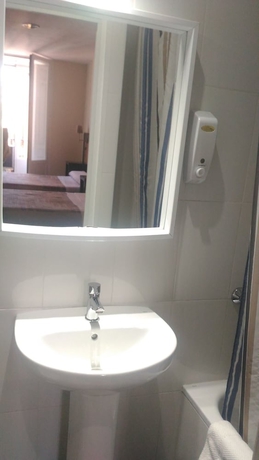 Imagen de la habitación del Hostal Alaska, Centro de Madrid. Foto 7