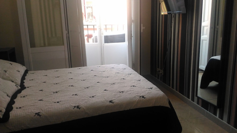 Imagen de la habitación del Hostal Alaska, Centro de Madrid. Foto 8