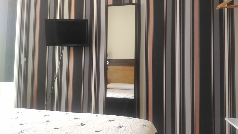 Imagen de la habitación del Hostal Alaska, Centro de Madrid. Foto 9