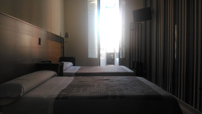 Imagen de la habitación del Hostal Alaska, Centro de Madrid. Foto 10