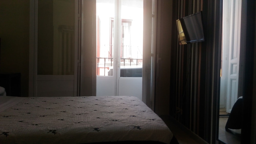 Imagen de la habitación del Hostal Alaska, Centro de Madrid. Foto 11