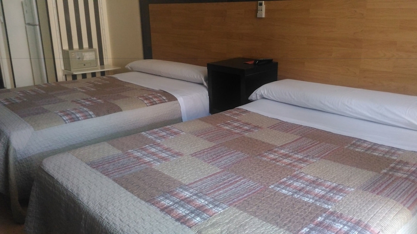 Imagen de la habitación del Hostal Alaska, Centro de Madrid. Foto 12