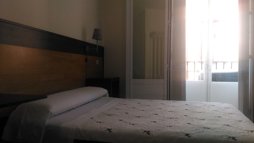 Imagen de la habitación del Hostal Alaska, Centro de Madrid. Foto 15