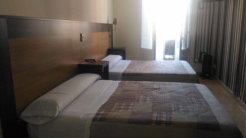 Imagen de la habitación del Hostal Alaska, Centro de Madrid. Foto 16