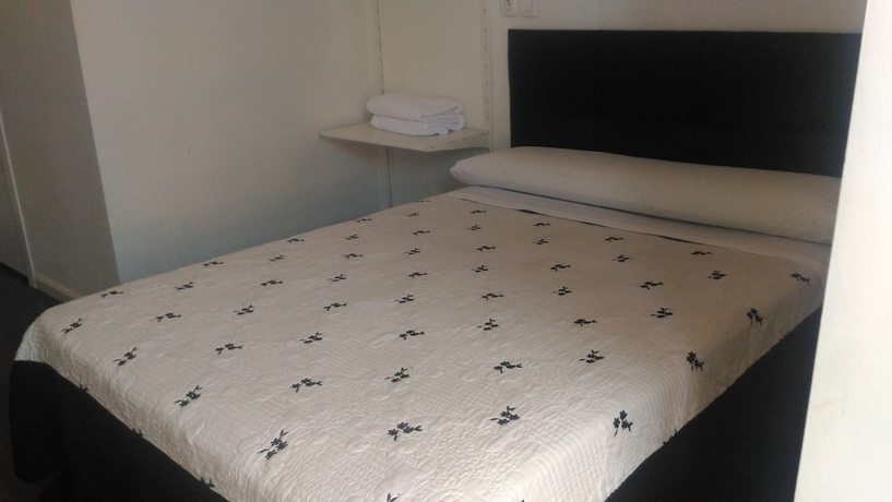 Imagen de la habitación del Hostal Alaska, Centro de Madrid. Foto 17