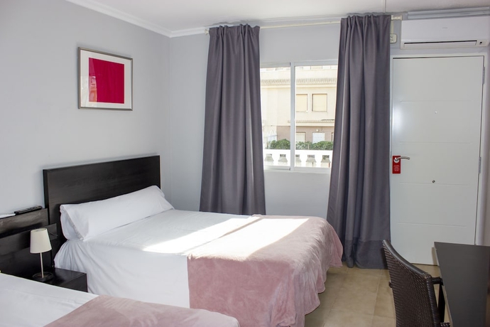 Imagen de la habitación del Hostal Alba, Torrevieja. Foto 15