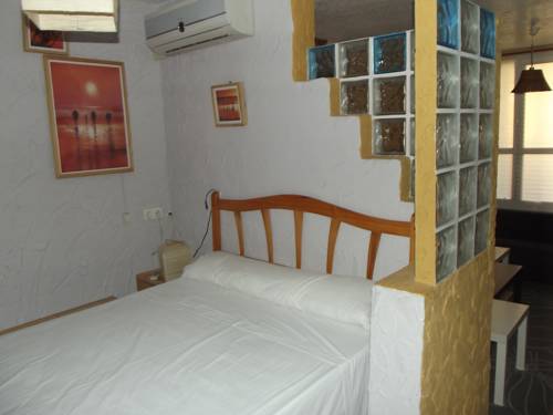 Imagen de la habitación del Hostal Alba, Torrevieja. Foto 8