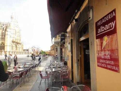 Imagen de los exteriores del Hostal Albany, León. Foto 8