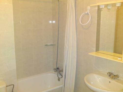 Imagen de la habitación del Hostal Alce. Foto 13