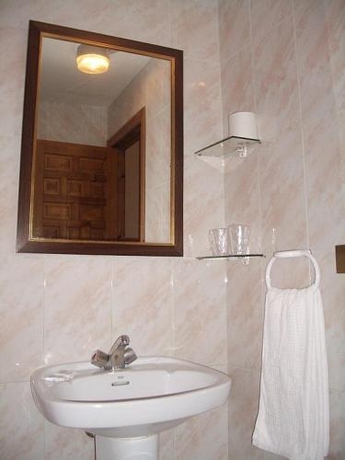 Imagen de la habitación del Hostal Alfonso Vi. Foto 9