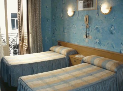 Imagen de la habitación del Hostal Almanzor, Barrio de las Letras. Foto 2