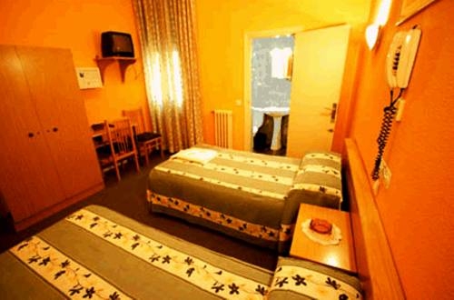 Imagen de la habitación del Hostal Almanzor, Barrio de las Letras. Foto 3