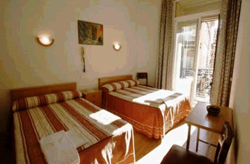 Imagen de la habitación del Hostal Almanzor, Barrio de las Letras. Foto 4