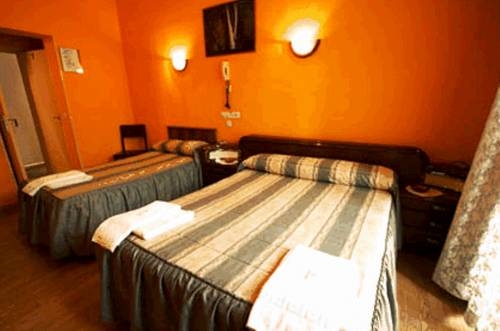 Imagen de la habitación del Hostal Almanzor, Barrio de las Letras. Foto 5