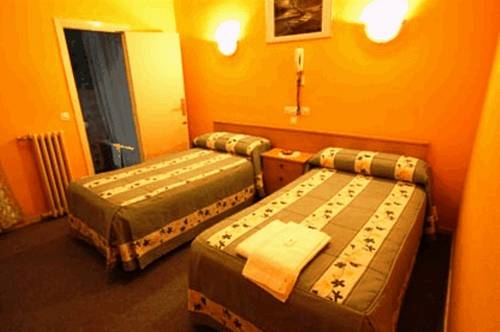 Imagen de la habitación del Hostal Almanzor, Barrio de las Letras. Foto 7