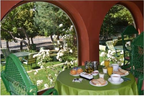 Imagen del bar/restaurante del Hostal Almanzor, Navarredonda Gredos. Foto 4