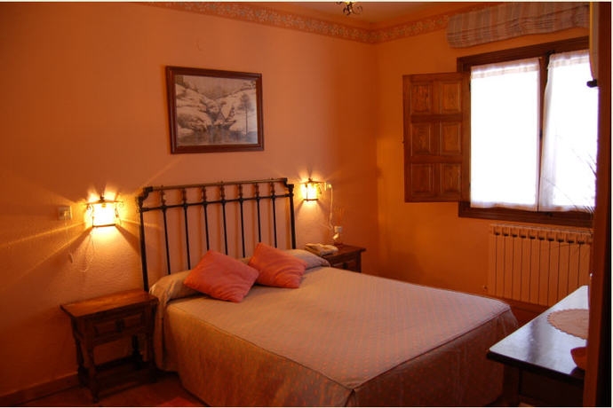 Imagen de la habitación del Hostal Almanzor, Navarredonda Gredos. Foto 9