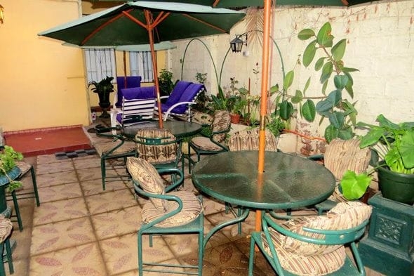 Imagen de los exteriores del Hostal Almenas. Foto 17