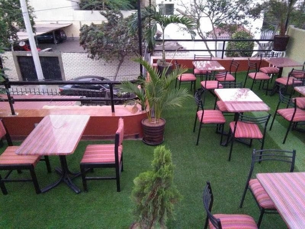 Imagen del bar/restaurante del Hostal Alpes Lima. Foto 4