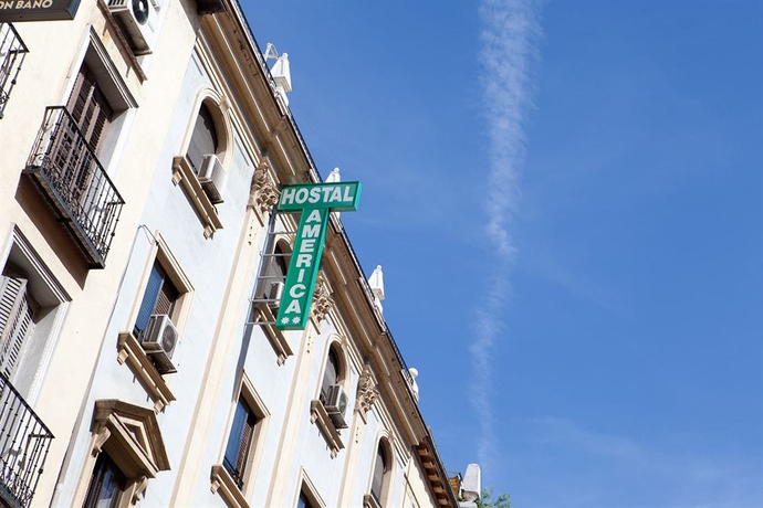 Imagen de los exteriores del Hostal América, Centro de Madrid. Foto 11