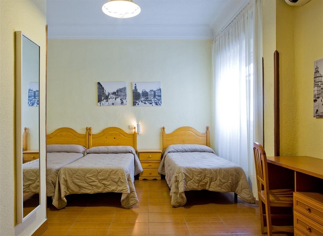 Imagen de la habitación del Hostal América, Centro de Madrid. Foto 3