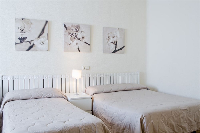 Imagen de la habitación del Hostal América, Centro de Madrid. Foto 4