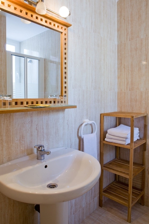 Imagen de la habitación del Hostal América, Centro de Madrid. Foto 5