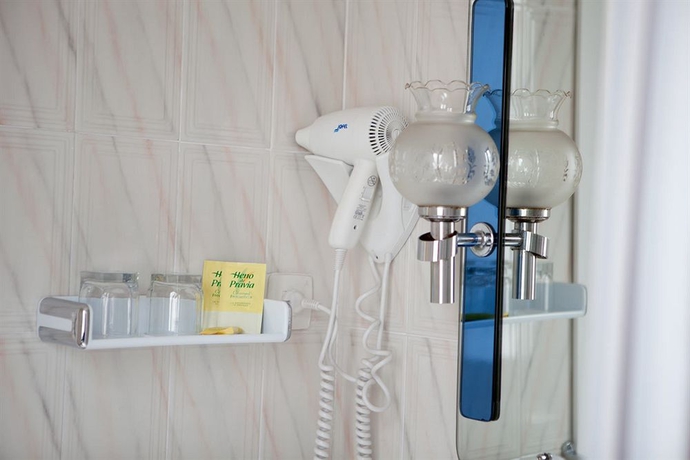 Imagen de la habitación del Hostal América, Centro de Madrid. Foto 10