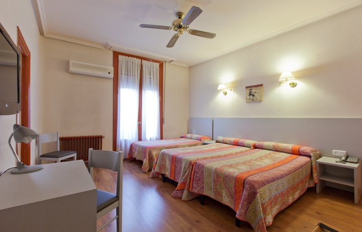 Imagen de la habitación del Hostal Andorra, Gran V&iacute;a. Foto 2