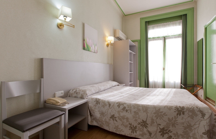 Imagen de la habitación del Hostal Andorra, Gran V&iacute;a. Foto 9