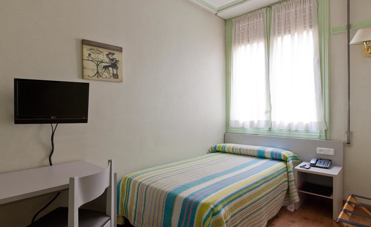 Imagen de la habitación del Hostal Andorra, Madrid. Foto 5