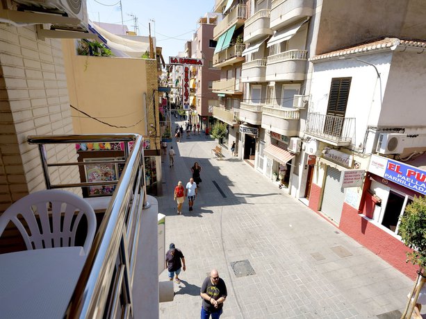 Imagen de los exteriores del Hostal Anna Benidorm. Foto 11
