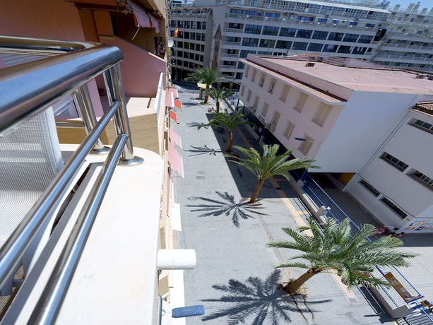 Imagen de los exteriores del Hostal Anna Benidorm. Foto 12