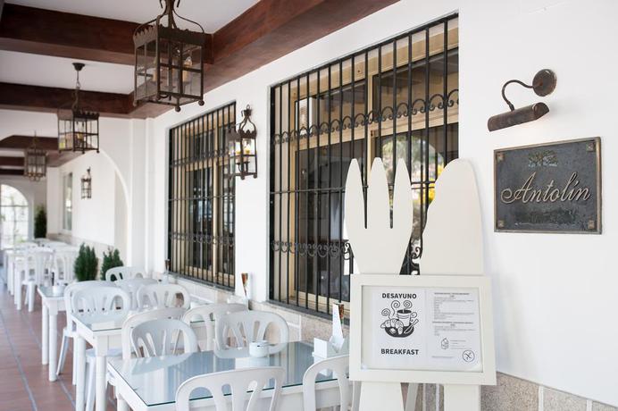 Imagen de los exteriores del Hostal Antolín. Foto 6