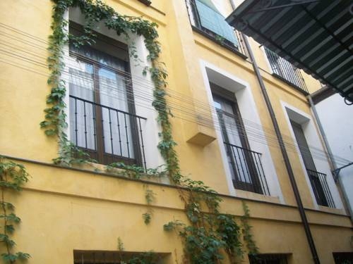 Imagen de los exteriores del Hostal Anton Martin. Foto 11