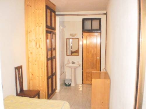 Imagen de los exteriores del Hostal Anton Martin. Foto 12