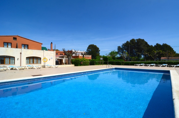 Imagen de la piscina del Hostal Apartamentos La Gola. Foto 19