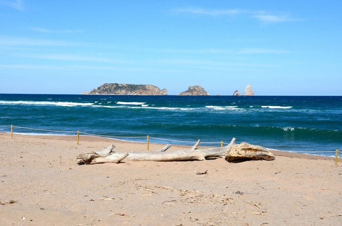 Imagen de los exteriores del Hostal Apartamentos La Gola. Foto 14