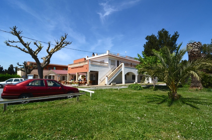 Imagen de los exteriores del Hostal Apartamentos La Gola. Foto 16