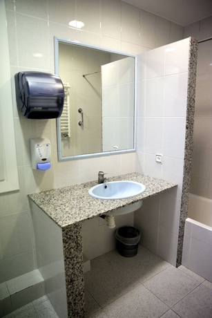 Imagen de la habitación del Hostal Apolo, Sants-Montjuic. Foto 7