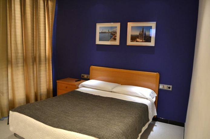 Imagen de la habitación del Hostal Apolo, Sants-Montjuic. Foto 13