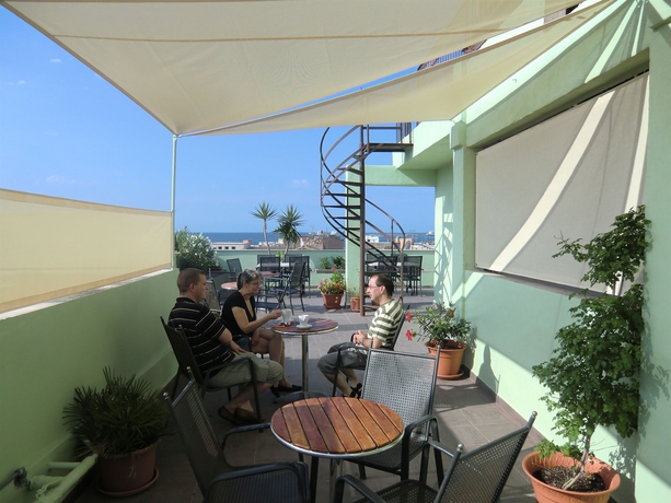 Imagen de los exteriores del Hostal Apuntadores 8. Foto 13