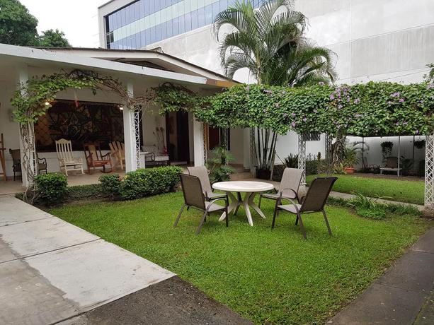 Imagen de los exteriores del Hostal Aqui Me Quedo. Foto 6