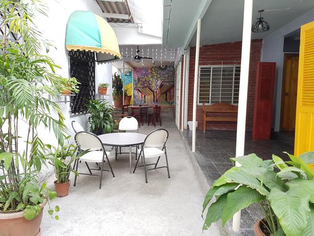 Imagen de los exteriores del Hostal Aqui Me Quedo. Foto 7